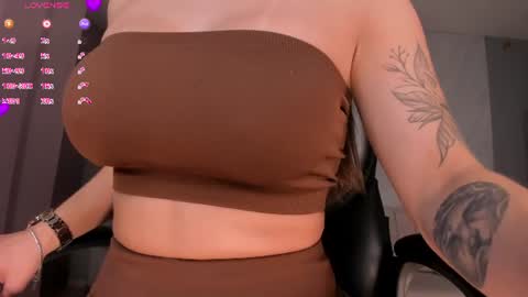 Snapshot of marylewis_ chatting on June 17, 11:34 am Mary online show from June 17, 11:34 am