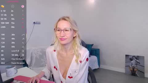 Snapshot of marysantamonika chatting on October 1, 7:47 am Mary online show from October 1, 7:47 am
