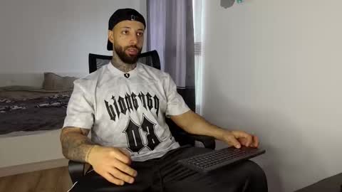 Snapshot of masculineguy69 chatting on November 17, 10:32 am masculineguy69 online show from November 17, 10:32 am