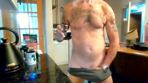 Snapshot of masked_masturbation_couple chatting on June 24, 4:44 am Masked Masturbation Couple online show from June 24, 4:44 am