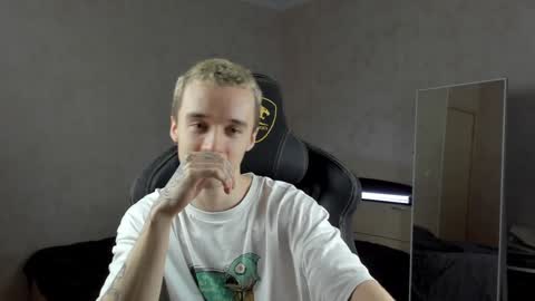 Snapshot of mason_warhol chatting on December 13, 6:59 pm Mason online show from December 13, 6:59 pm