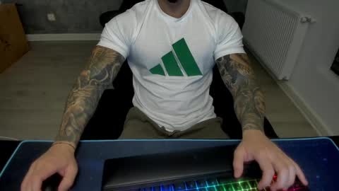 Snapshot of masterkingmuscle chatting on December 17, 8:10 pm masterkingmuscle online show from December 17, 8:10 pm