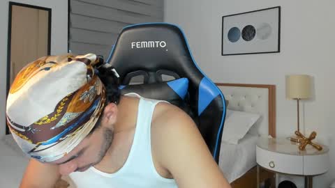 Snapshot of mateoleone chatting on December 10, 6:06 pm Matt online show from December 10, 6:06 pm