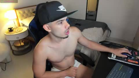 Snapshot of mateoleone chatting on October 18, 12:35 am Matt online show from October 18, 12:35 am