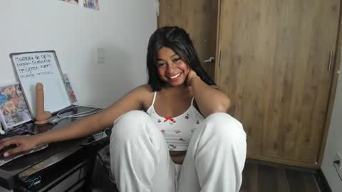 Snapshot of matilde27 chatting on February 15, 4:36 am Daniela online show from February 15, 4:36 am