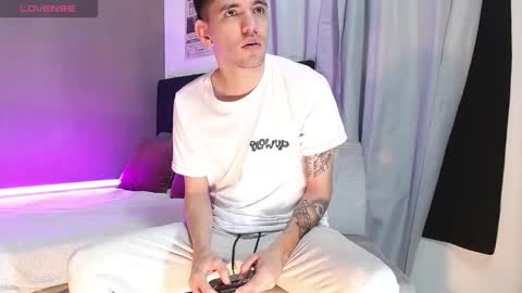 Snapshot of matteo12_ chatting on November 10, 7:29 am ---Matteo--- online show from November 10, 7:29 am