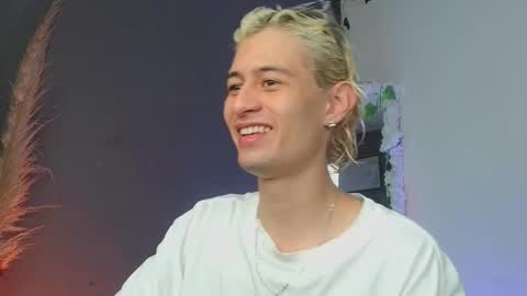 mattias     online show from October 8, 4:32 am