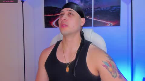 Snapshot of mattsaill_ chatting on December 5, 10:33 am mattsaill_ online show from December 5, 10:33 am