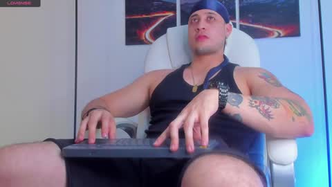 Snapshot of mattsaill_ chatting on December 9, 7:18 pm mattsaill_ online show from December 9, 7:18 pm