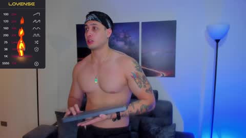 Snapshot of mattsaill_ chatting on December 17, 11:06 am mattsaill_ online show from December 17, 11:06 am