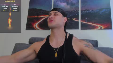 Snapshot of mattsaill_ chatting on December 20, 3:31 pm mattsaill_ online show from December 20, 3:31 pm