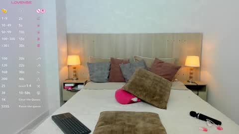 Snapshot of mature_vayolet chatting on December 4, 11:30 am Vayolet Castro online show from December 4, 11:30 am