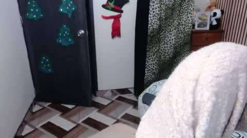 Snapshot of mature_wolf chatting on December 15, 12:15 am Sonia online show from December 15, 12:15 am