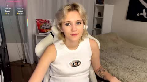 Snapshot of maudhendry chatting on September 11, 5:46 pm Mia online show from September 11, 5:46 pm