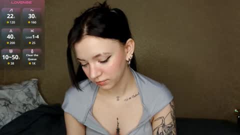 Snapshot of maudhendry chatting on February 2, 6:23 am Mia online show from February 2, 6:23 am