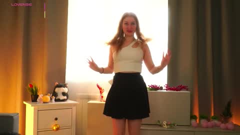 maureencoombs online show from March 28, 4:45 am