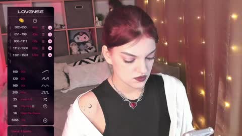 Snapshot of mavis_crystal chatting on December 14, 10:39 pm Mavis online show from December 14, 10:39 pm