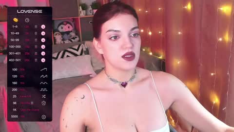 Snapshot of mavis_crystal chatting on December 16, 12:48 am Mavis online show from December 16, 12:48 am