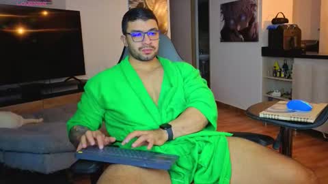 Snapshot of max_cooper17 chatting on November 13, 3:05 am Max online show from November 13, 3:05 am