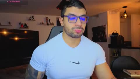 Snapshot of max_cooper17 chatting on November 14, 3:16 am Max online show from November 14, 3:16 am