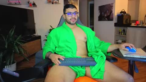 Snapshot of max_cooper17 chatting on November 17, 1:55 am Max online show from November 17, 1:55 am