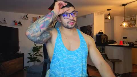 Snapshot of max_cooper17 chatting on November 18, 3:23 am Max online show from November 18, 3:23 am