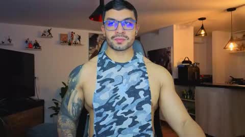 Snapshot of max_cooper17 chatting on November 19, 3:28 am Max online show from November 19, 3:28 am