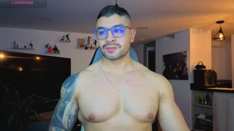 Snapshot of max_cooper17 chatting on November 22, 4:55 am Max online show from November 22, 4:55 am