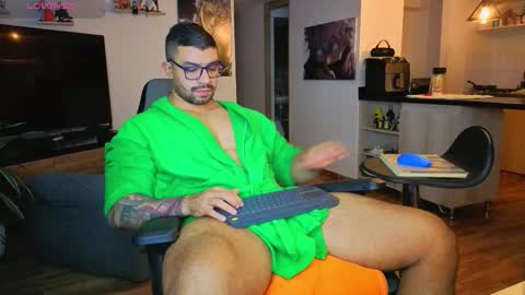 Snapshot of max_cooper17 chatting on November 26, 3:29 am Max online show from November 26, 3:29 am