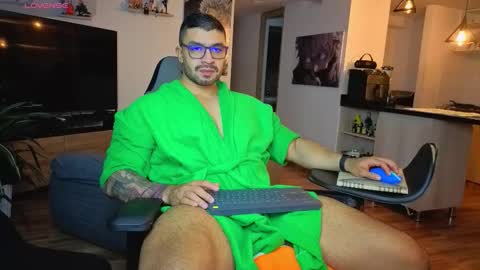 Snapshot of max_cooper17 chatting on November 27, 2:57 am Max online show from November 27, 2:57 am