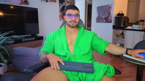 Snapshot of max_cooper17 chatting on November 30, 5:28 pm Max online show from November 30, 5:28 pm