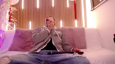 Snapshot of max_hader chatting on February 24, 12:47 pm Max online show from February 24, 12:47 pm