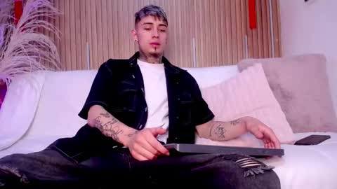 Snapshot of max_hader chatting on February 28, 1:01 pm Max online show from February 28, 1:01 pm