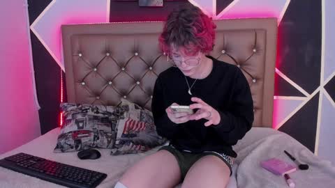 Snapshot of max_lover1 chatting on December 19, 6:12 pm Max lover1 online show from December 19, 6:12 pm