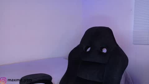 Snapshot of max_meyer chatting on October 21, 10:21 pm max_meyer online show from October 21, 10:21 pm