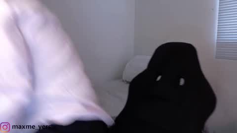 Snapshot of max_meyer chatting on October 24, 9:33 pm max_meyer online show from October 24, 9:33 pm