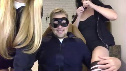 Max  Aliya online show from October 22, 8:25 am