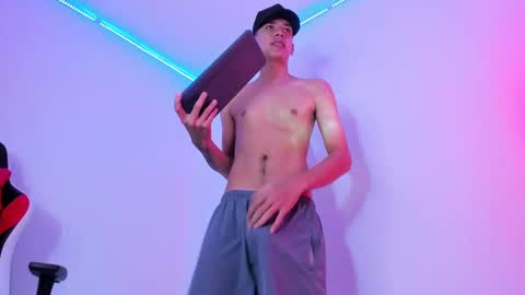 Snapshot of max_thomsonn chatting on November 14, 6:39 pm Max online show from November 14, 6:39 pm