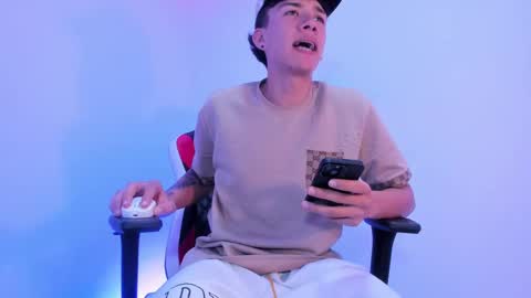 Snapshot of max_thomsonn chatting on November 22, 12:53 am Max online show from November 22, 12:53 am