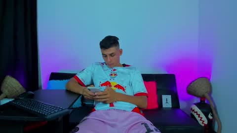 MAX     online show from December 15, 11:20 pm