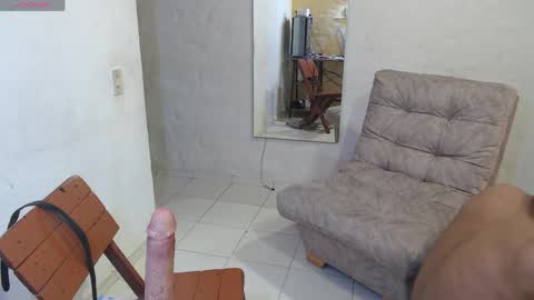 Snapshot of maxi_dick33 chatting on June 4, 5:52 pm maxi dick online show from June 4, 5:52 pm