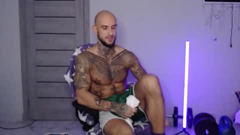 Snapshot of maxi_foxxx chatting on November 10, 5:12 pm Maximus Fox online show from November 10, 5:12 pm