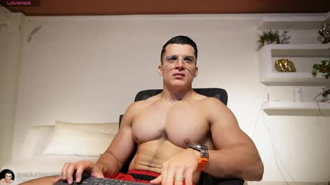Snapshot of maximohoot chatting on April 21, 1:42 am Sebastian online show from April 21, 1:42 am