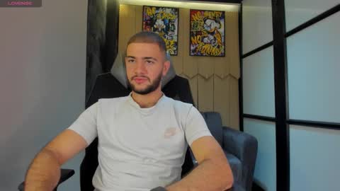 Snapshot of maximusclark1_ chatting on February 17, 12:34 pm Maximus online show from February 17, 12:34 pm