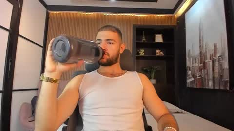 Snapshot of maximusclark1_ chatting on February 20, 1:55 pm Maximus online show from February 20, 1:55 pm