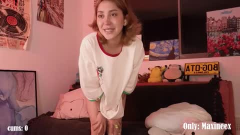 Snapshot of maxine_8 chatting on February 27, 12:21 am Maxine online show from February 27, 12:21 am