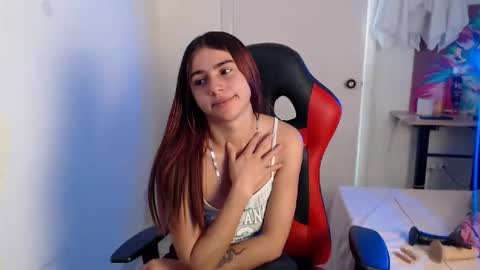 Snapshot of maxinesex_ chatting on October 21, 2:40 pm maxinesex_ online show from October 21, 2:40 pm