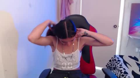 Snapshot of maxinesex_ chatting on December 15, 3:05 pm maxinesex_ online show from December 15, 3:05 pm