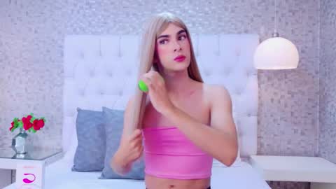 Maxi Rogerss online show from October 10, 11:42 am