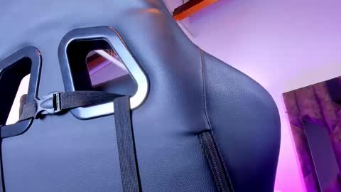 Snapshot of maxwell_dupont chatting on February 1, 11:58 pm MAX online show from February 1, 11:58 pm